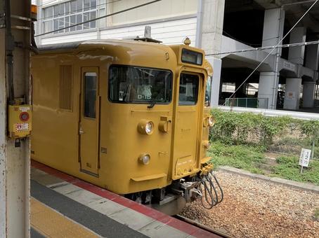 黄色い電車 黄色い電車 電車,鉄道,ホームの写真素材