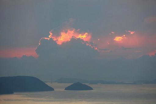 8月下旬の屋島山上からの瀬戸内海の夕焼け 8月下旬の屋島山上からの瀬戸内海の夕焼けの写真