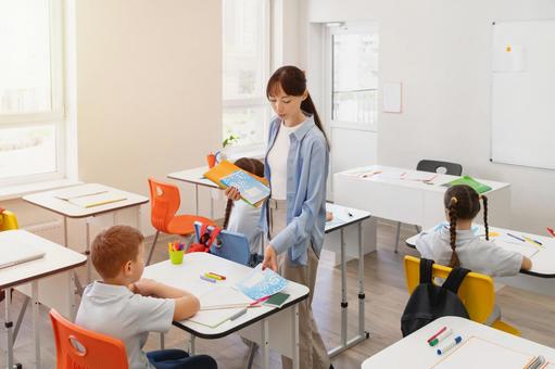 問題集を配る先生と太陽 女性,女の子,男の子の写真素材