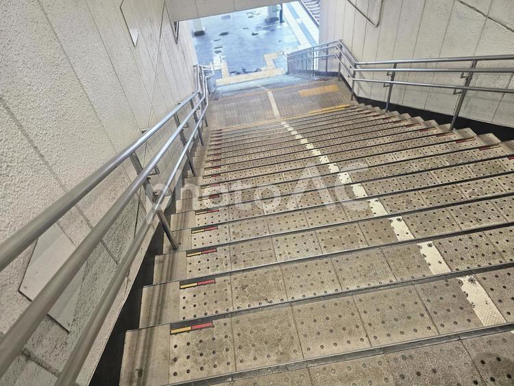 駅の階段、雨上がり 風景,駅,階段の写真素材