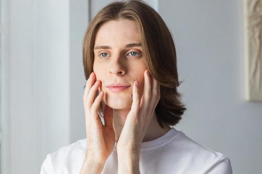 頬に両手をやる男性 男性,外国人,欧米人の写真素材