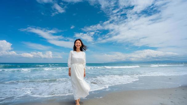 夏の青空と海と白い服の女性 夏の青空と海と白い服の女性の写真