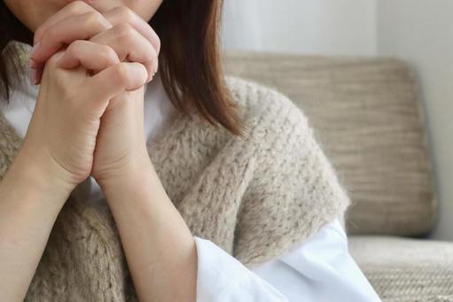 手を組む女性 祈る,願う,女性の写真素材