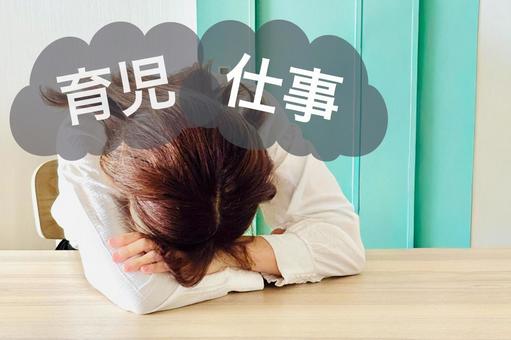 育児と仕事の両立に疲れた女性 育児と仕事の両立に疲れた女性 育児,仕事,両立の写真素材