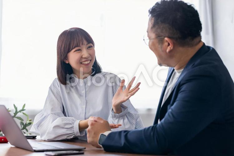 ミーティングをする男女のビジネスマン 男性,女性,ビジネスの写真素材