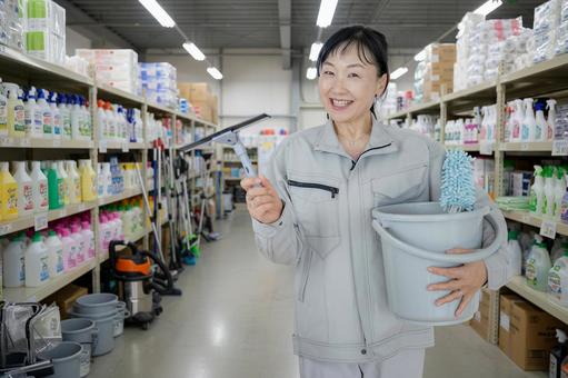 笑顔の清掃スタッフ 清掃員,作業服,女性の写真素材
