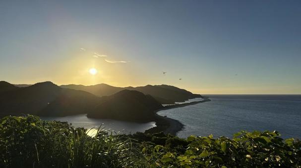 甑島の長目の浜展望所で見た日の入り 夕空,夕暮れ,夕焼けの写真素材
