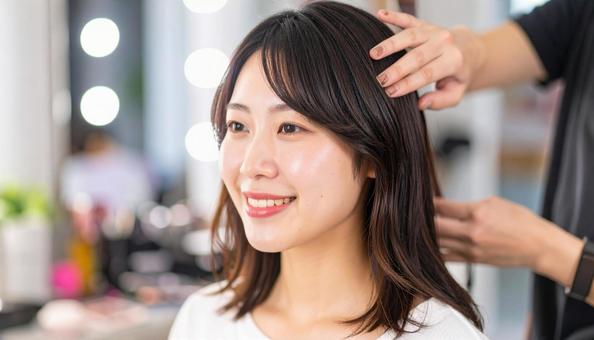 美容室でヘアメイクをする若い日本人女性 美容室でヘアメイクをする若い日本人女性の写真