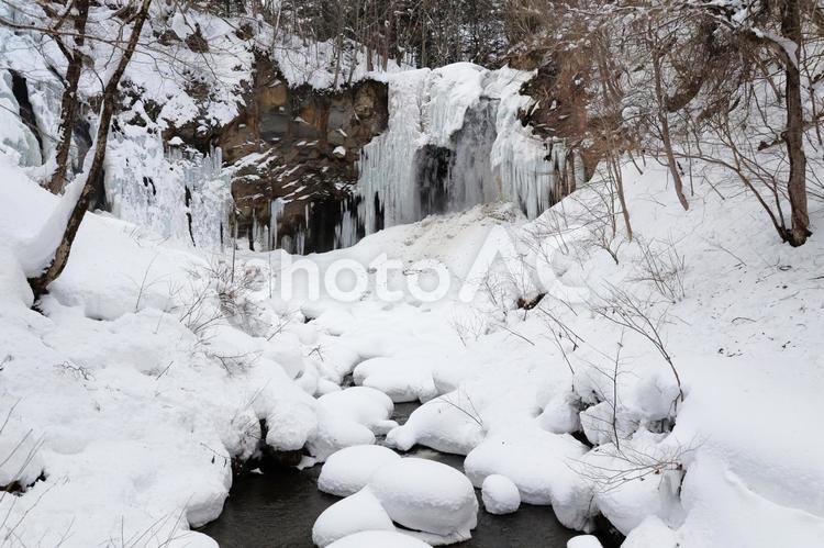 冬の情景ー渓流渓谷-氷瀑ー北海道 冬の渓流渓谷,氷瀑,滝の写真素材