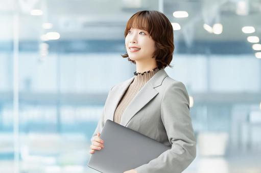 パソコンを持つ女性・ビジネスウーマン 女性,パソコン,笑顔の写真素材