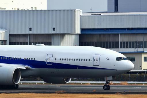 大阪国際空港で離発着する旅客機 大阪国際空港で離発着する旅客機 大阪国際空港,伊丹空港,旅客機の写真素材