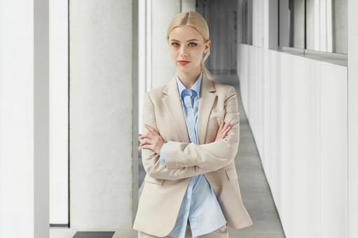 オフィスの通路で腕組みをしているビジネスウーマン ビジネスウーマン,ビジネス,女性の写真素材