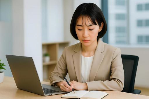 真剣なオフィス女性の写真