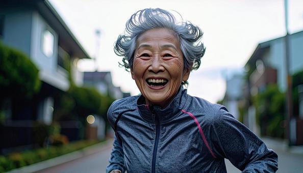 全力ダッシュする日本人シニア女性 全力ダッシュする日本人シニア女性の写真