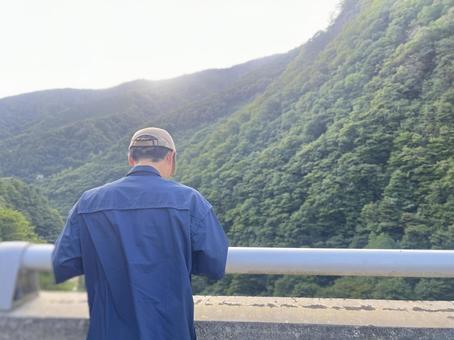 川を眺める男性 川を眺める男性 鳴子ダム,ダム,川の写真素材