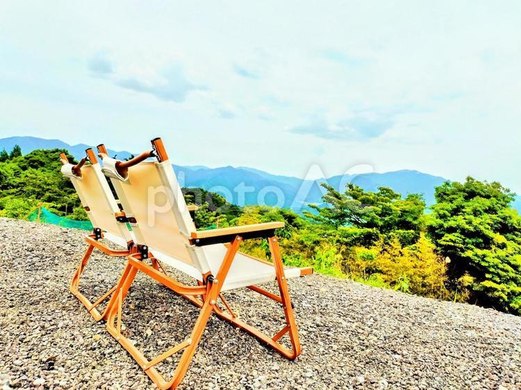 アウトドア　空と山の景色と白いチェア 自然,風景,アウトドアの写真素材