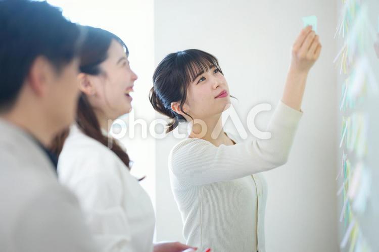 付箋を持つ笑顔の女性 女性,男女,付箋の写真素材