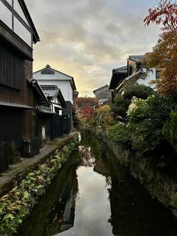 夕暮れ 夕暮れ お寺,参道,日本の写真素材