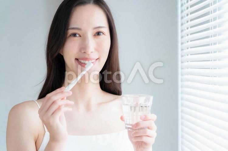 歯磨きをする若い女性 歯磨き,ホワイトニング,オーラルケアの写真素材