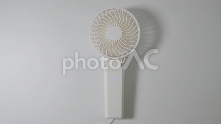 携帯扇風機のシンプルな背景素材 扇風機,卓上,白の写真素材