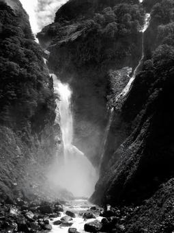 富山県-称名滝とハンノキ滝の滝つぼ-白黒 富山県-称名滝とハンノキ滝の滝つぼ-白黒の写真