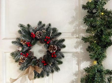 玄関に飾ったクリスマスリース クリスマスリース,xmas,クリスマスの写真素材