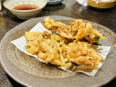 サクサク食感のかき揚げ盛り合わせ サクサク食感のかき揚げ盛り合わせ 居酒屋メニュー,揚げ物,かき揚げの写真素材
