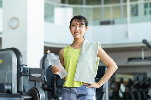 ジムでトレーニングする若い女性 ジム,フィットネス,トレーニングの写真素材
