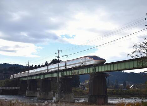 E8系新幹線　小国川鉄橋 e8系,つばさ号,新幹線の写真素材