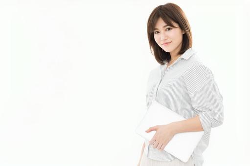 若い女性 ノートパソコン 若い女性 ノートパソコンの写真