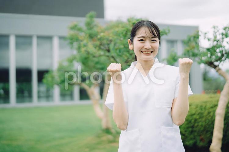 白衣を着た女性（ガッツポーズ） 看護士,看護師,介護士の写真素材