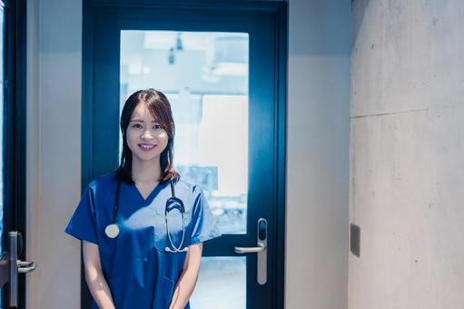 ユニフォームを着てほほえむ女性ドクター 手術,チェック,初診の写真素材