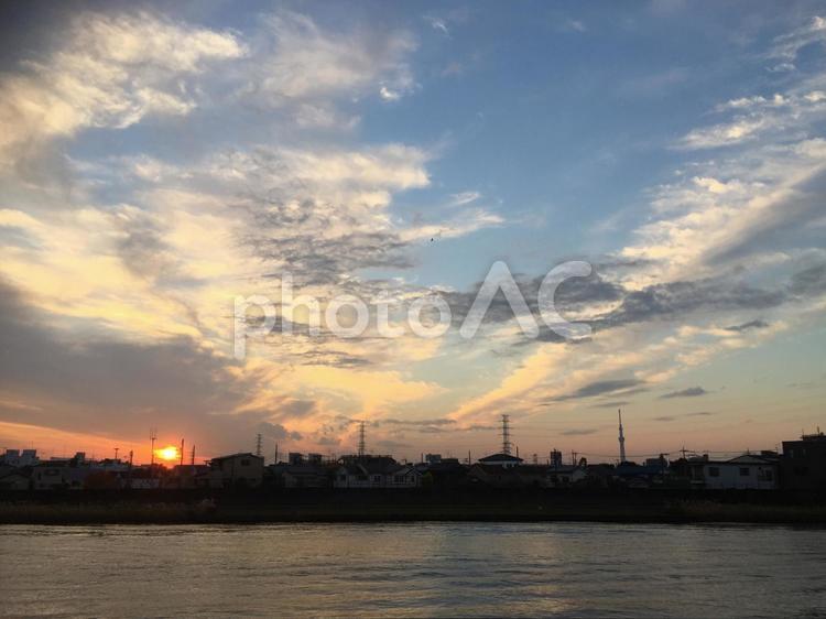夕暮れ 夕日,夕焼け,空の写真素材