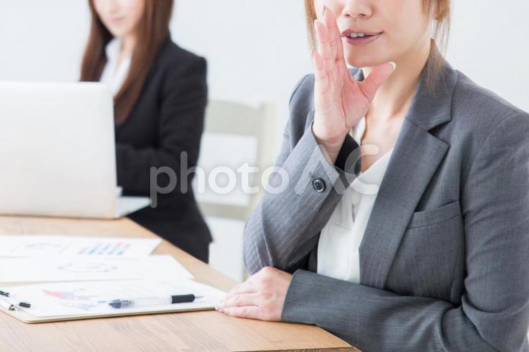 こそこそ伝えるビジネスウーマン 教える,秘密,噂の写真素材