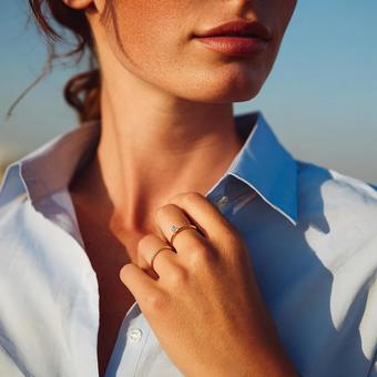 ダイヤモンドリングが際立つ手元の写真