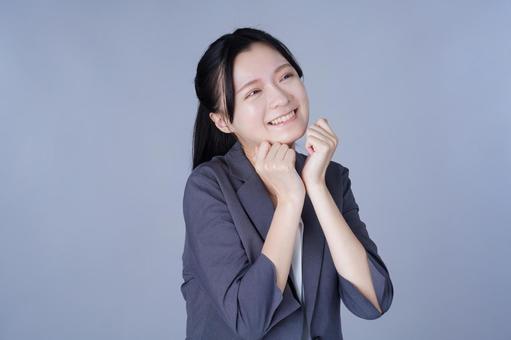 ぶりっこポーズのスーツを着た女性の写真