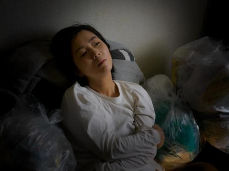 34:ゴミに囲まれている女性 34:ゴミに囲まれている女性 ゴミ部屋,ゴミ屋敷,汚部屋の写真素材