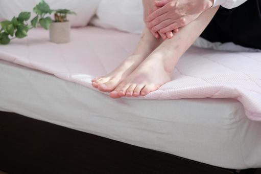 40代女性の足 40代女性の足 女性,ふくらはぎ,足の写真素材
