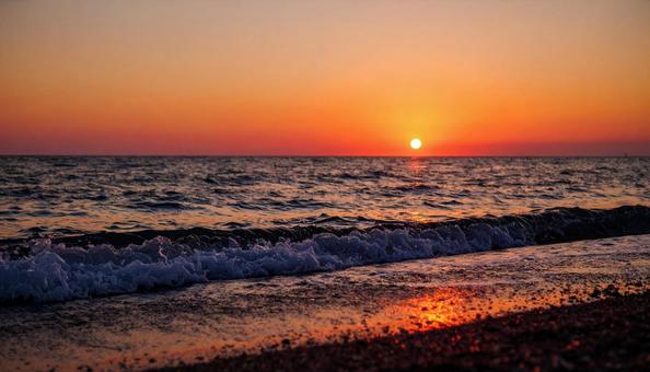 太陽が沈む夕暮れの海辺、サンセットビーチ 太陽が沈む夕暮れの海辺、サンセットビーチの写真
