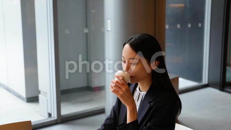 カフェでコーヒーを飲む女性の横顔 女性,コーヒー,カフェの写真素材