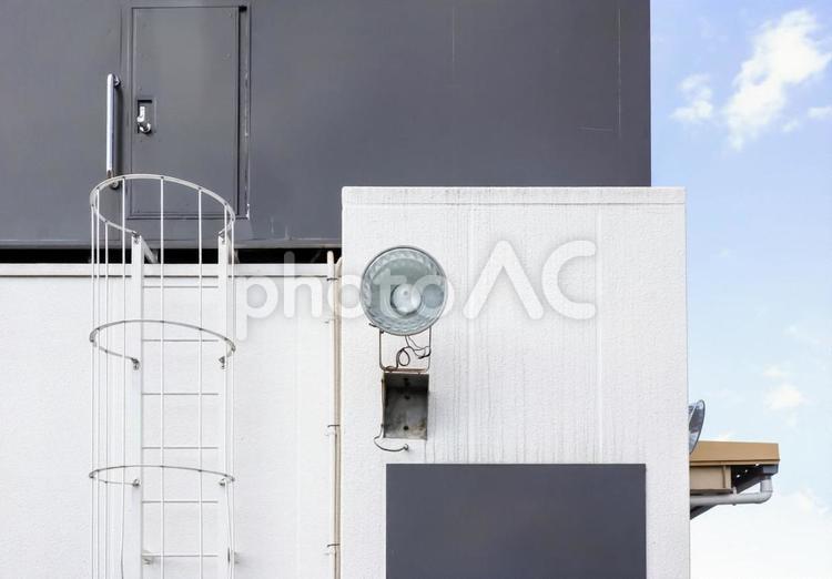 壁面に取り付けられた防水仕様の屋外ライト ライト,照明,外壁の写真素材