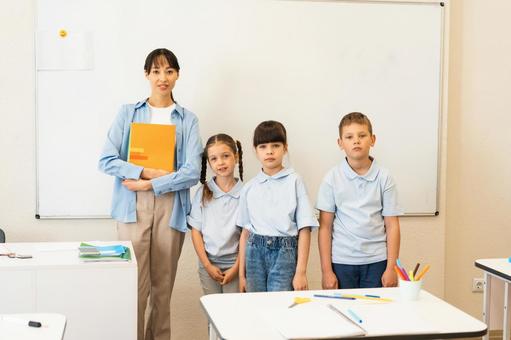 先生と生徒たちで記念撮影 女性,女の子,男の子の写真素材