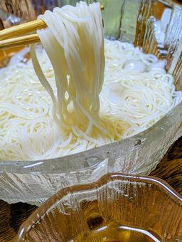 Grabbing somen noodles, JPG
