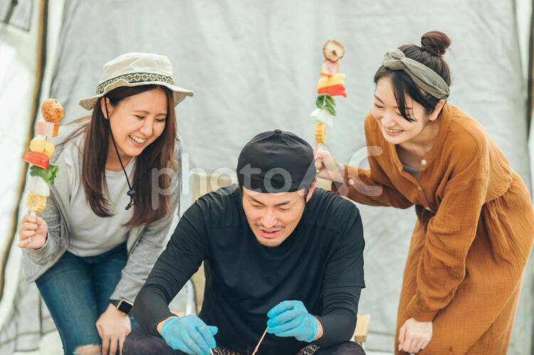 たこ焼きを作る男性と女性 たこ焼き,バーベキュー,キャンプの写真素材