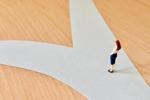 分かれ道の前で悩む女性 女性,分かれ道,後ろ姿の写真素材