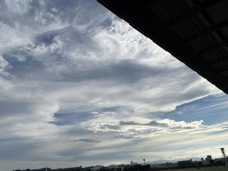 競馬場の観覧エリアから見上げた青空 競馬場の観覧エリアから見上げた青空 競馬場,スタンド,観覧席の写真素材