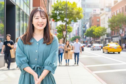 都会と若い女性 お出掛け,女性,若い女性の写真素材