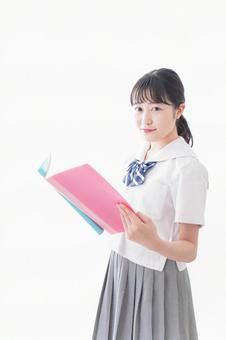 笑顔で勉強をする若い学生 笑顔で勉強をする若い学生の写真
