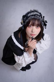 座ってこちらを見上げる地雷系女子 座ってこちらを見上げる地雷系女子 上目遣い,20代,女性の写真素材