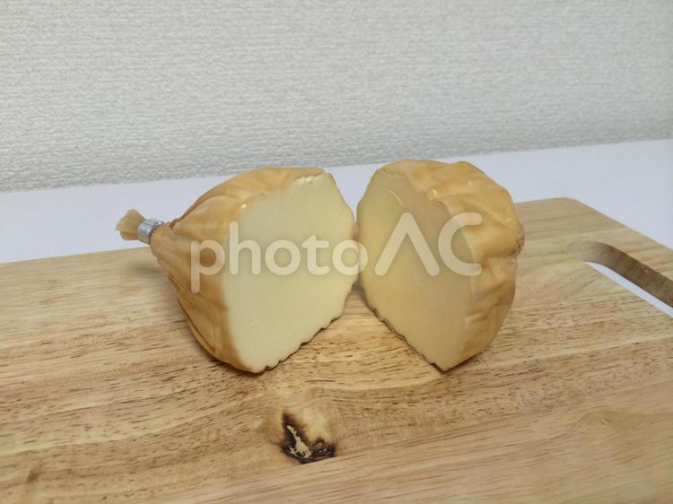 丸く大きい国産スモークチーズの断面・中身 スモークチーズ,ソフトチーズ,燻製の写真素材